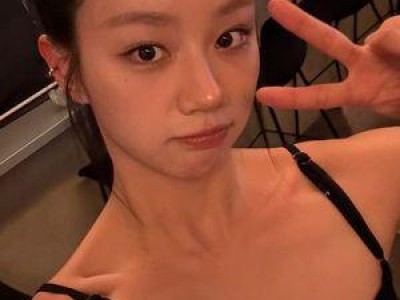 혜리 블랙 민소매로 미모 뽐내는 모습 공개