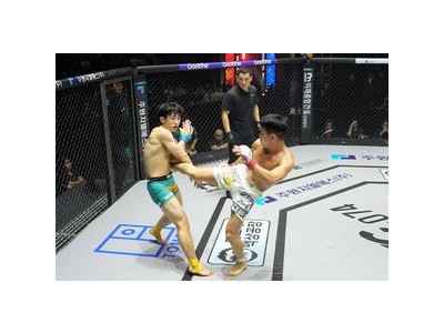 로드FC 이정현 최연소 챔피언 벨트 지키자 팬들 환호