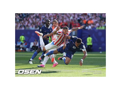 음바페 파라과이 진흙탕 축구에 화들짝